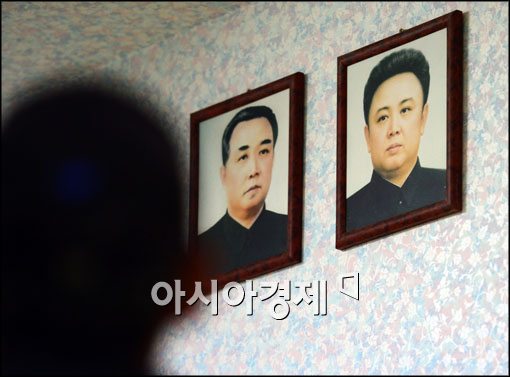 [포토]김일성-김정일 초상화 보는 시민