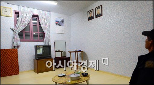 [포토]김일성-김정일 부자 초상화 걸려 있는 전시실