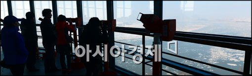 [포토]북한 보는 관광객들