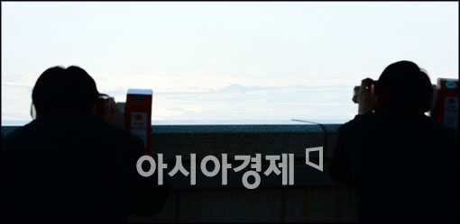 [포토]북한 지도 조형물 보는 시민들