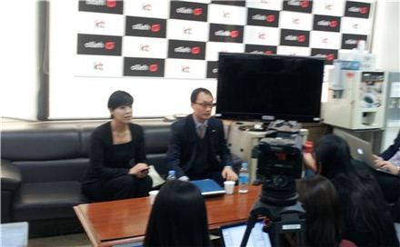 ▲KT는 8일 오전 광화문 본사에서 긴급 브리핑을 열었다. 김은혜 KT 커뮤니케이션실장(왼쪽)과 구현모 KT 사외채널본부장.