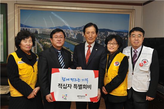김성환 노원구청장(왼쪽 두번째)과 제타룡 대한적십자사 서울특별시지사 회장(가운데)