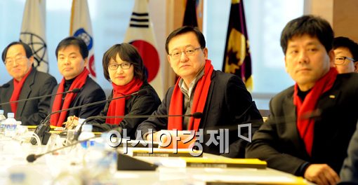 [포토]빨간 목도리는 패션 포인트? 보온 포인트!