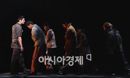 [포토]지현우, 전쟁… '언젠간 끝나겠지'