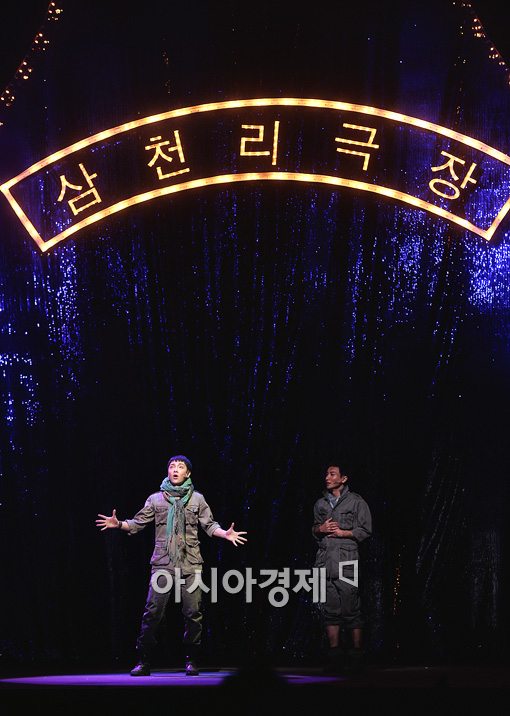 [포토]폐허가 된 삼천리 극장에서 옛 기억 떠올리는 윤학