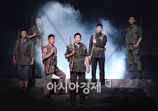 [포토]뮤지컬 '프라미스', 전쟁터로 향하는 7人의 병사