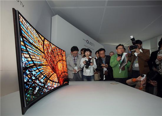 미국 라스베이거스에서 열리고 있는 세계 최대 가전 박람회 CES 2013에서 삼성전자가 세계 최초로 선보인 'Curved OLED-TV'