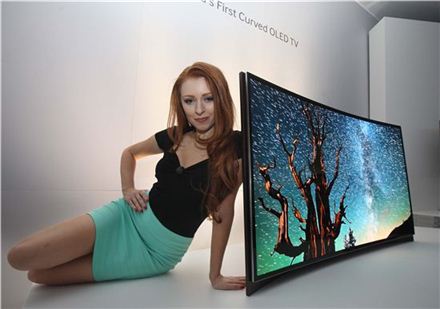 삼성전자는 8일(현지시간) 미국 라스베이거스에서 열린 세계 최대 가전 전시회 CES 2013에서 세계 최초로 55인치 '곡면(Curved) OLED TV'를 공개했다. 