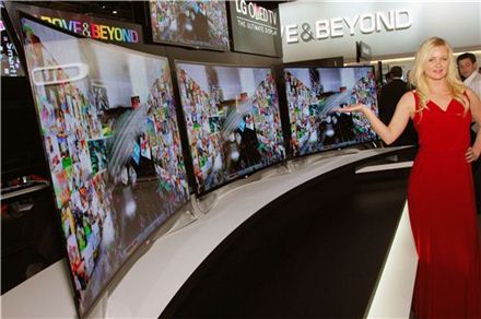 LG전자는 8일(현지시간) 미국 라스베이거스에서 열린 세계 최대 가전 전시회 CES 2013에서 세계 최초로 55인치 '곡면(Curved) OLED TV'를 공개했다. 