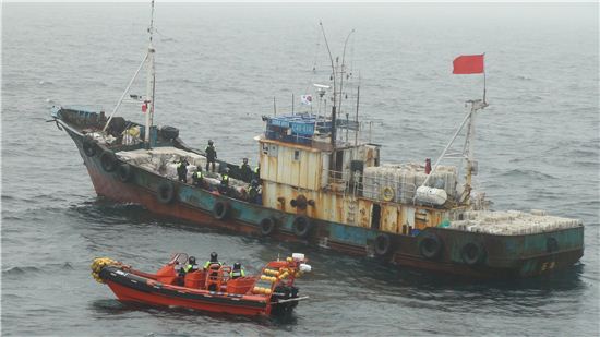 연평도 어민, 중국어선 직접 나포…인천 해경 부두로 압송