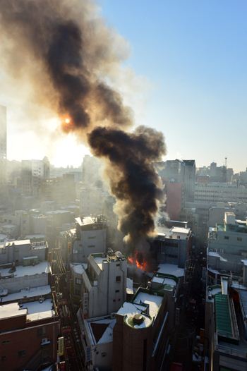 [포토]검은 연기로 뒤덮히는 하늘