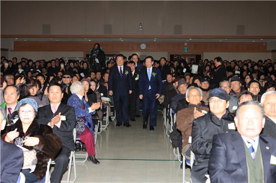 박원순 서울시장이 주민들 박수를 받으며 고재득 성동구청장과 함께 성동구 신년인사회 장으로 입장하고 있다. 