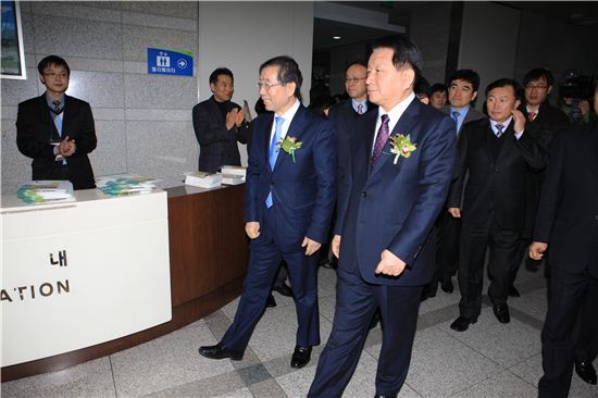 박원순 서울시장(왼쪽)이 9일 오후 고재득 성동구청장의 안내를 받으며 성동구 신년인사회 행사장으로 들어가고 있다.