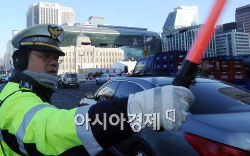 [포토]신호등 대신 수신호로 