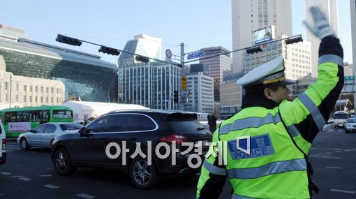 ▲ 겨울철 정전대비 위기대응 훈련이 전국적으로 시행된 10일 서울 중구 서울시청 앞 도로에서 꺼진 신호등을 대신하여 교통경찰이 도로를 정리하고 있다.