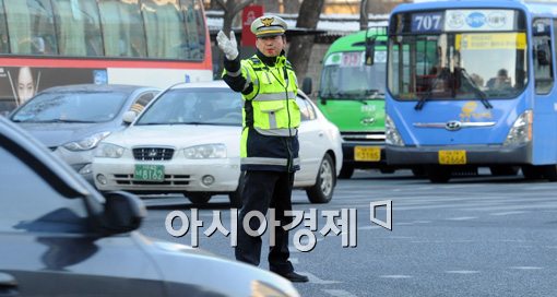 [포토]수신호로 도로정리 