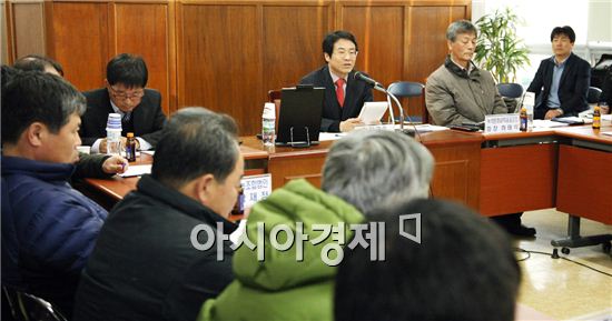 9일 강진원 강진군수가 첫 시도한 주민참여형 업무보고회에 참석한 군민들이 다양한 의견을 제시하고 있다. 이날 문턱을 낮추고 군민과 함께 소통하는 행정에 군민들로부터 큰 호응을 얻었다. 