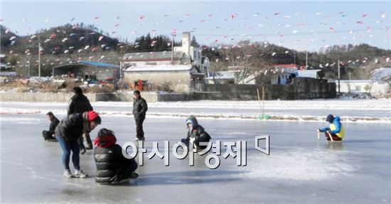 장흥군  추억의 '논 썰매장' 인기몰이 