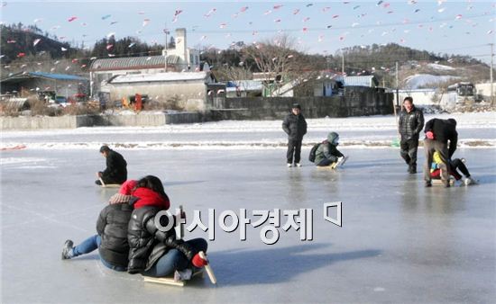 장흥군  추억의 '논 썰매장' 인기몰이 