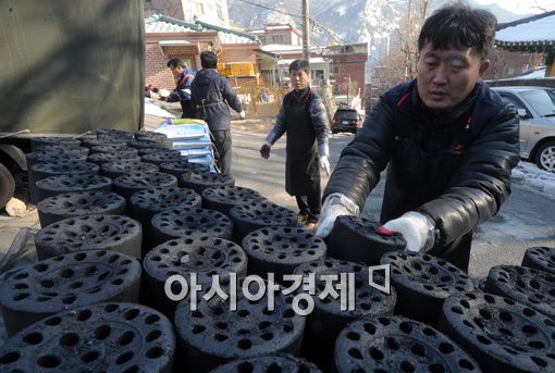 [포토]SK브로드밴드 사랑의 연탄 