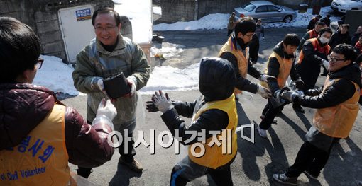 [포토]연탄나르기 행사에 참여한 노회찬