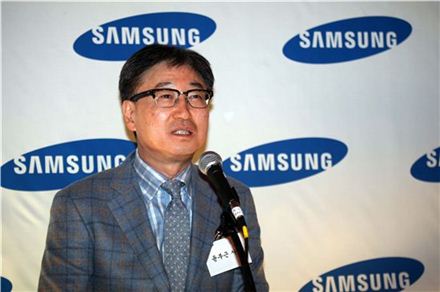삼성전자 소비자가전(CE)부문 윤부근 사장은 9일(현지시간) 미국 라스베이거스에서 기자간담회를 열고 향후 삼성전자의 경쟁상대는 같은 TV 업계가 아닌 다른 업계에서 나올 것이라고 전망했다. 
