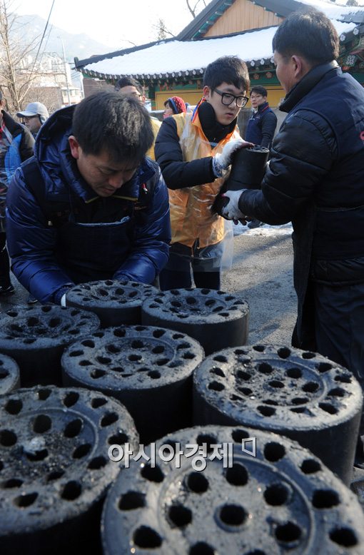 [포토]남남노소의 연탄나르기 