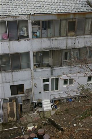 제1회 '더 나은 주거문화 만들기 아이디어 공모전' 대상을 수상한 권순성씨의 '비밀의 집'. 뒤꼍으로 이어지는 작은 계단이 포인트다.