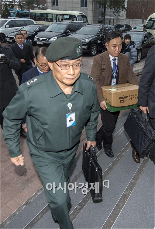 [포토]업무보고 하려 들어가는 국방부 관계자들