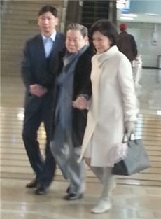이건희 회장이 11일 김포 국제공항을 통해 하와이로 출국했다. 부인인 홍라희 리움미술관장도 함께 하와이로 향했다. 