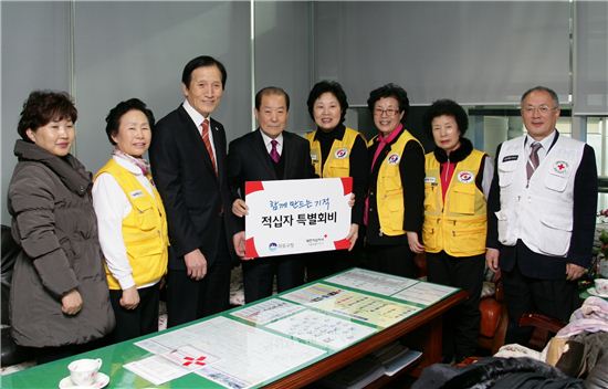 박홍섭 마포구청장(왼쪽 네번째)이 적십자 특별회비 100만원을 대한적십자사(서울특별시지사 회장 제타룡. 왼쪽 세 번째)에 전달했다.