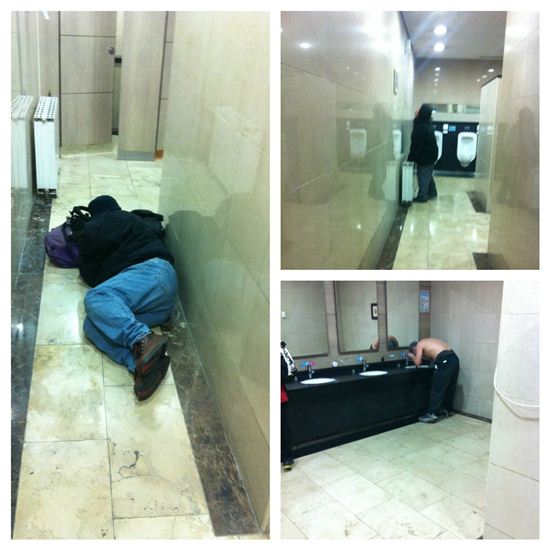 ▲ 서울 용산역 내 화장실에서 노숙인들이 수면을 취하거나 휴식, 세면을 하고 있다.