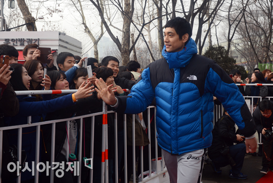 [포토] 김요한 '팬들과 함께하는 레드카펫'