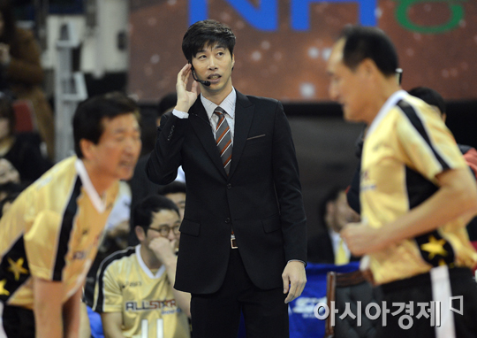 [포토] 김세진 '어르신들 모시고 경기 합니다'