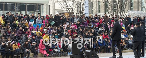 [포토]야외공연 즐기는 시민들