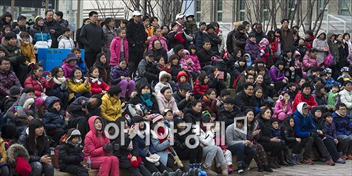 [포토]"오랜만에 포근한 겨울 날씨 좋다"