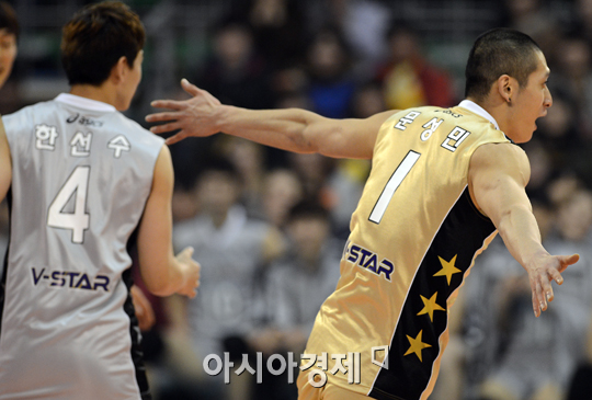 [포토] 문성민 '기쁨에 겨워 코트도 넘어갔어~'