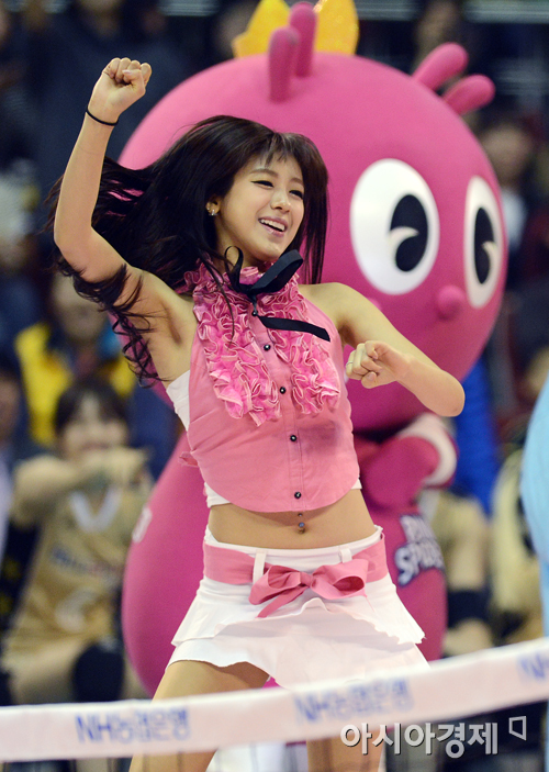 [포토] 말춤추는 치어리더 김연정 '신나게~'