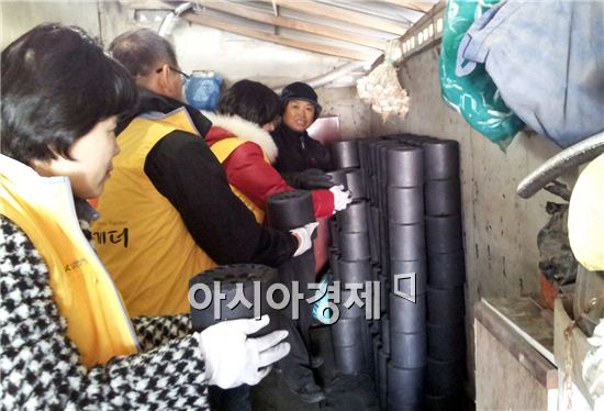 10일 희망복지지원단 직원들이 강진읍 독거노인 가정에 연탄을 배달하고 있다.