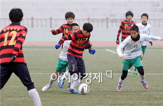 13일 전남 강진종합운동장에서 계속된 제 10회 청자배 전국우수중학교 초청 축구대회 4일 째 경기에서 청구중학교(흰색 유니폼)와 강진중학교(빨강 줄무늬 유니폼)가 경기를 펼치고 있다.