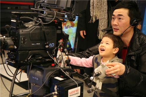 롯데홈, 임직원 자녀 대상 방송 스튜디오 체험 시행