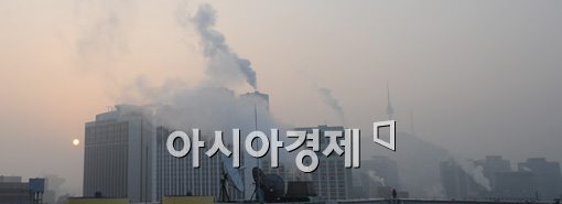 [포토]연무 속 빼꼼히 고개 내민 태양 
