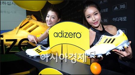 [포토] 오렌지보다 가볍다는 '아디제로' 골프화