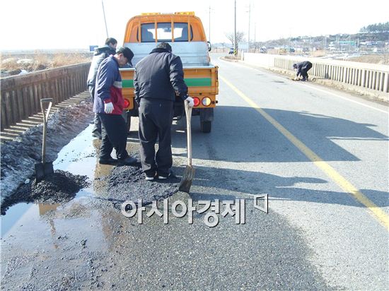 영암군 겨울철 도로정비 만전