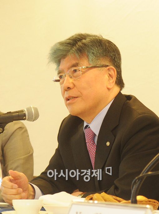 [포토]외신기자간담회 참석한 김중수 한은총재 