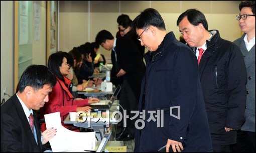 [포토]줄지어 선 변호사 유권자들