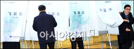 [포토]투표하는 변호사들