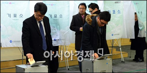[포토]투표하는 변호사 유권자들