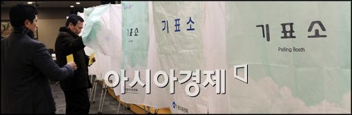 [포토]기표소 들어가는 변호사들