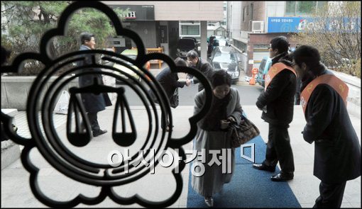[포토]인사하는 변호사 선거운동원들